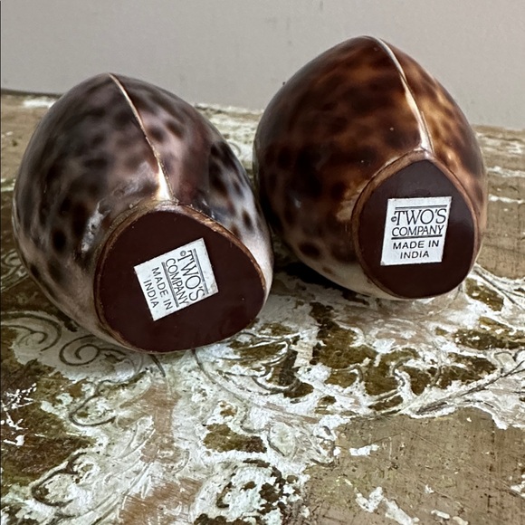 TWO’S COMPANY Cowrie Shell Shaker Set - Picture 5 of 6
